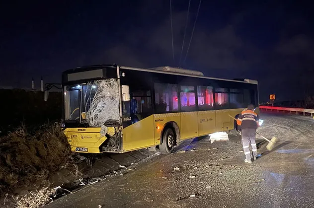 Arnavutköy'de İETT kazası! 3 kişi yaralandı