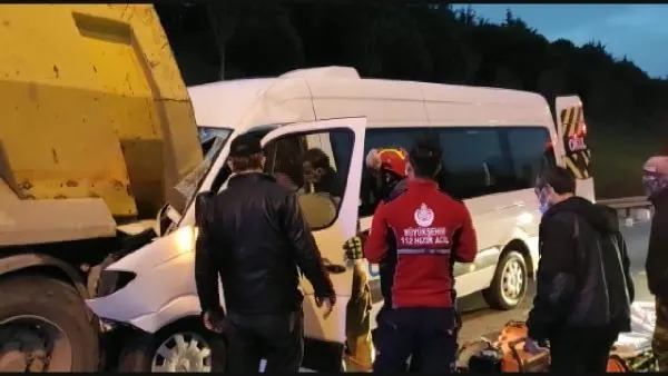 SON DAKİKA: Kağıthane'de feci kaza: Minibüs hafriyat kamyonuna arkadan çarptı-5