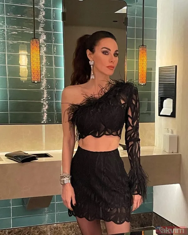 50'lik Defne Samyeli’nden olay hareket! Sahnede soyundu! Seyirci ne olduğunu anlamayıp şaştı kaldı! Çığlık atandan ıslık çalana... - 5