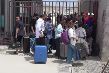 İranlılar Gürbulak Sınır Kapısı’na akın etti: "Savaştan korkmuyoruz, vatanımıza sahip çıkacağız"