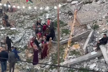 Gazzeliler, yıkılan evlerinin enkazı üstünde ilk iftarını yaptı