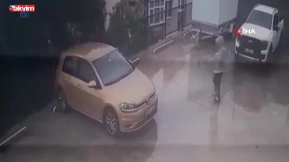 Bursa'da bir araç otoparktan çıkarken 10 metreden aşağı uçtu: O anlar kamerada