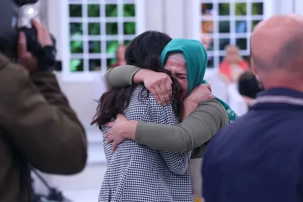 esra-erolda-buyuk-bulusma-gunlerdir-kurtarilmaya-calisilan-hicran-ailesine-kavustu-herkes-gozyaslarina-boguldu-1650902177779.jpg Esra Erol’da büyük buluşma! Günlerdir kurtarılmaya çalışılan Hicran ailesine kavuştu! Herkes gözyaşlarına boğuldu-6