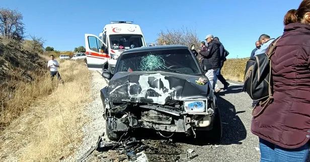 Tunceli'de iki araç kafa kafaya çarpıştı! Yaralılar var
