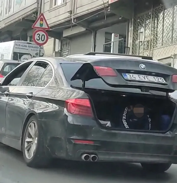 bmwye-biniyor-cocugu-arabanin-bagajinda-tasiyor-1644391608513.jpg BMW'ye biniyor! Çocuğu arabanın bagajında taşıyor-2