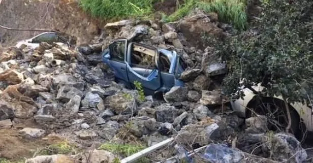 İstinat duvar çöktü: Araçlar altında kaldı