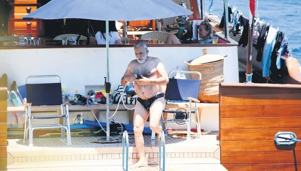 Yönetmen Sinan Çetin, özgürlükte sınır aştı! Uluorta soyunup 'pes' dedirtti