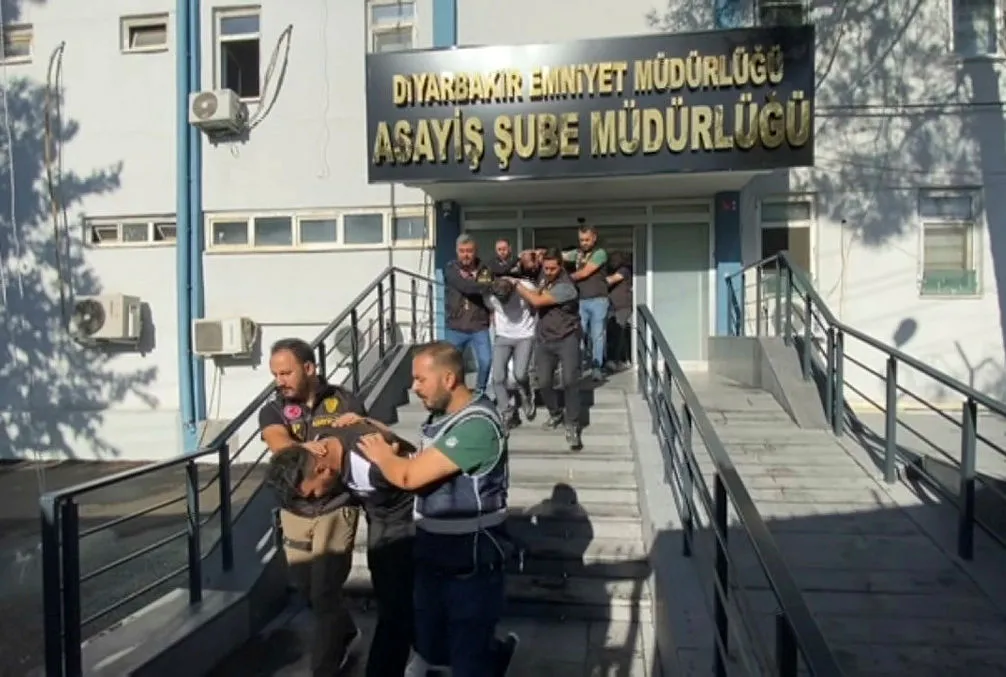 Özel düzenekle petrol çalmışlar