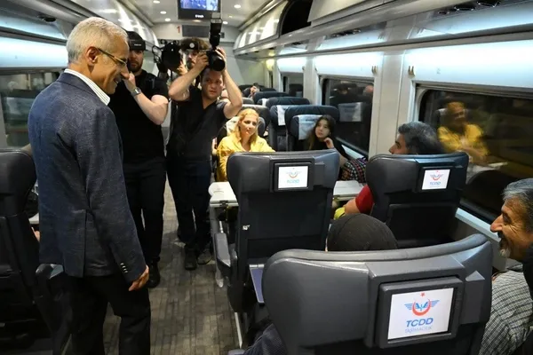 son-dakika-15-temmuz-treni-yola-cikti-ulastirma-ve-altyapi-bakani-abdulkadir-uraloglu-bu-gelenek-surecek-1689323217504.jpeg