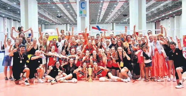 Eczacıbaşı Midi Kız Takımı tarihindeki ilk Türkiye Şampiyonluğunu kazandı
