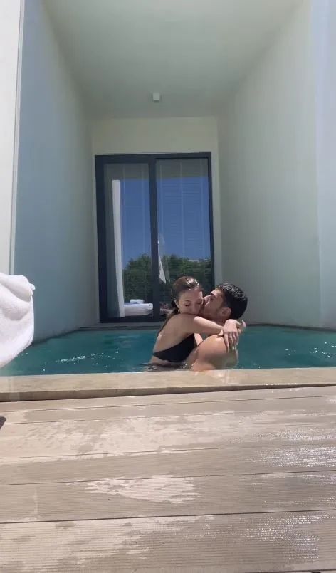 mehmet-ali-erbilin-kizi-yasmin-erbilden-havuzda-dudak-dudaga-kutlama-survivora-giden-yigit-poyraza-seslendi-be-1703577767032.jpg Mehmet Ali Erbil’in kızı Yasmin Erbil’den havuzda dudak dudağa kutlama! Survivor’a giden Yiğit Poyraz’a seslendi: Beni ve içimdeki çocuğu...-6