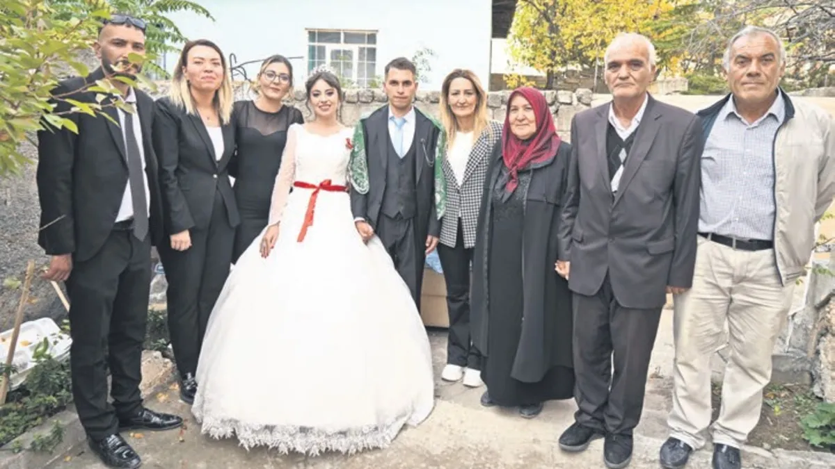 Hac parasıyla genç çifte düğün yaptılar