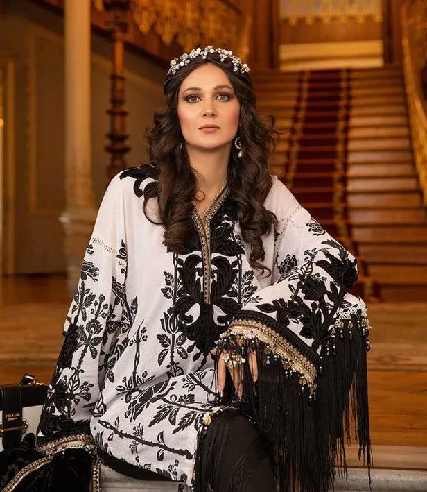 kendisinden-22-yas-buyuk-sevgilisi-icin-ailesinden-veto-yemisti-gonul-daginin-mulayim-dileki-gulsim-ali-yurt-disi-yolcusu-1639171571128.jpg Kendisinden 22 yaş büyük sevgilisi için ailesinden veto yemişti... Gönül Dağı'nın mülayim Dilek'i Gülsim Ali yurt dışı yolcusu!-4