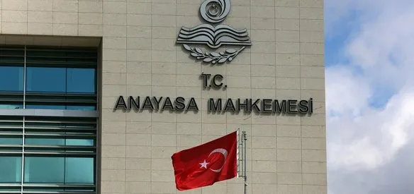 Anayasa Mahkemesi, kamuda bir süre çalışıp istifa ederek ayrılanların, çalıştıkları süreye ilişkin emekli ikramiyesi almalarını engelleyen yasa hükmünü iptal etti