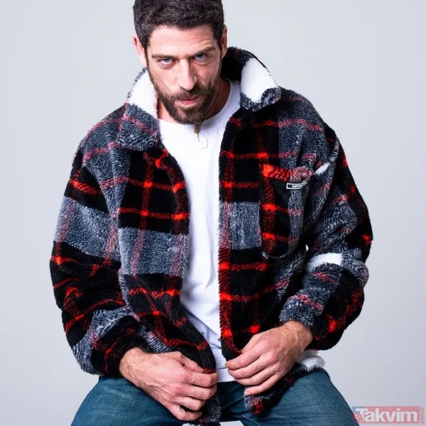 Ünlü Oyuncunun Eşinin Kim Olduğu İse Merak Edildi. Oyuncuyla İlgili İnternette En Çok "Cemal Hünal Evli Mi?", "Cemal Hünal'ın Eşi Kim?" Sorularının Yanıtları...