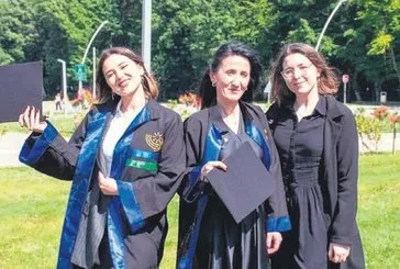 Anne-kız mezuniyeti