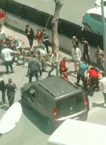 sultangazide-ogrencilerin-kavgasi-velilere-sicradi-1653547120711.jpeg Sultangazi'de öğrencilerin kavgası velilere sıçradı!-1