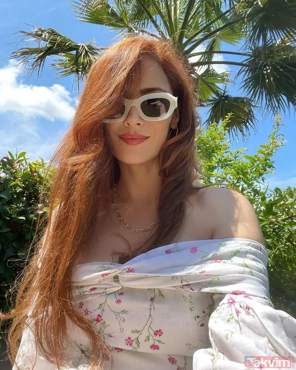 6 yıl sonra tekrar paylaştı! Mine Tugay minilerin birini çıkarıp diğerini giydi! “Soğuk havaya inat” Hem göğüs hem bacak dekoltesi verdi - 4