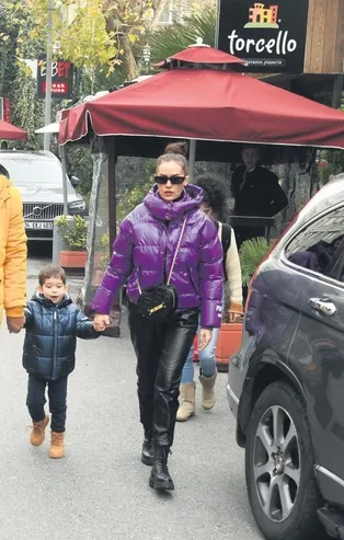 Fahriye Evcen'le el ele mutluluk pozu veren Burak Özçivit soruları cevapladı! "Yağmur çamur hiç fark etmez..."