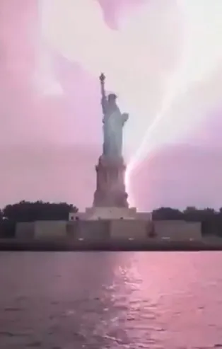 ABD’de yürekleri ağza getiren görüntü: Özgürlük Heykeli’ne yıldırım düştü