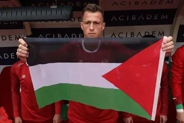 Hakan Arslan maça Filistin bayrağı ile çıktı