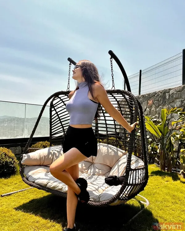 Fahriye Evcen’den mini şortuyla bahçe pozları! “Kim der iki çocuk annesi” Burak Özçivit’in biricik eşi sosyal medyayı fena salladı - 11