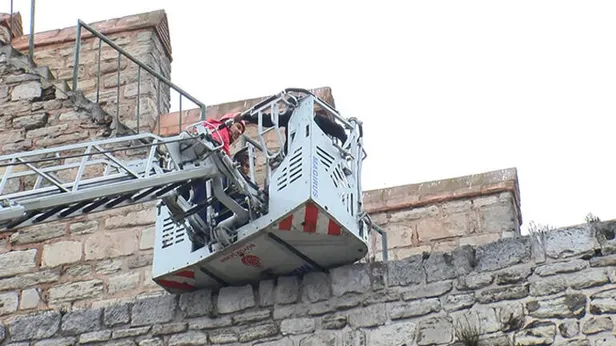 son-dakika-istanbulda-tarihi-surlarda-dehset-anlari-5-cocuk-itfaiye-ekipleri-tarafindan-kurtarildi-1618752157326.jpg SON DAKİKA: İstanbul'da tarihi surlarda dehşet anları! 5 çocuk itfaiye ekipleri tarafından kurtarıldı-2