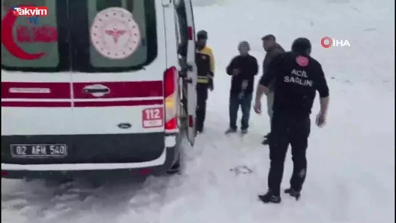 Ambulansla karda mahsur kalan hastayı belediye ekipleri kurtardı