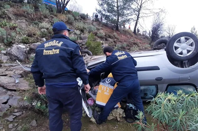 Son dakika: Muğla'da feci kaza!  Şarampole devrilen otomobildeki iki kişiyi itfaiye ekipleri kurtardı