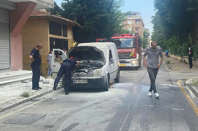 Üsküdar'da park halindeki araç kül oldu!