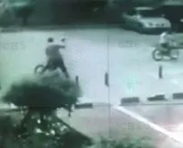 Bisiklet süren çocuğu tekme tokat dövdü!