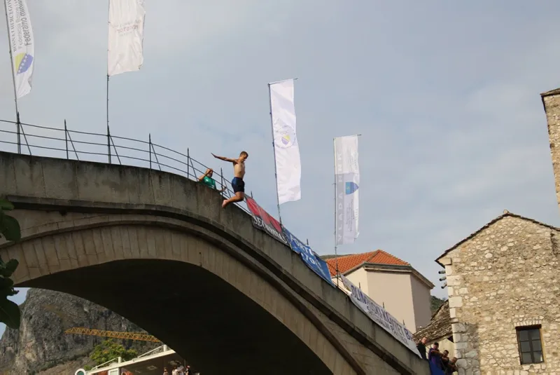  Bosna Hersek'teki Mostar Köprüsü'nde nefes kesen anlar!  - 1