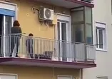 Koronavirüsün esiri olan İtalya'dan ilginç görüntüler! Balkonlara çıkıp...