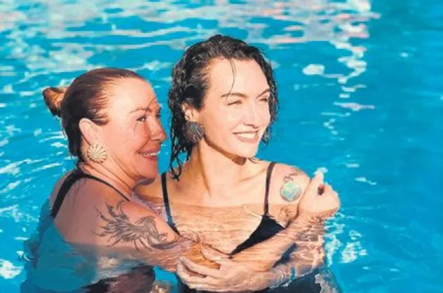 Birce Akalay'ın havuz sefası