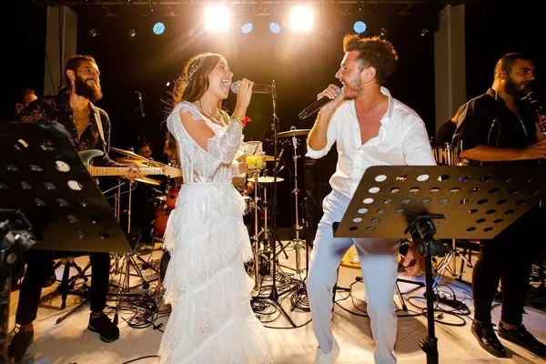 1617712498361.jpg Kolpa grubunun solisti Barış Yurtçu aşka geldi! Eşi Deniz Baysal’ın doğum gününü bakın nasıl kutladı-5