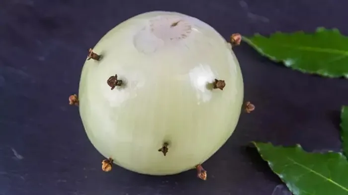 yarim-sogana-karanfil-batirin-ve-uyuyun-ne-ise-yaradigini-ogrenince-sok-olacaksiniz-1702917411522.jpeg Ne işe yaradığını öğrenince şok olacaksınız: Yarım soğana karanfil batırın ve uyuyun!-4