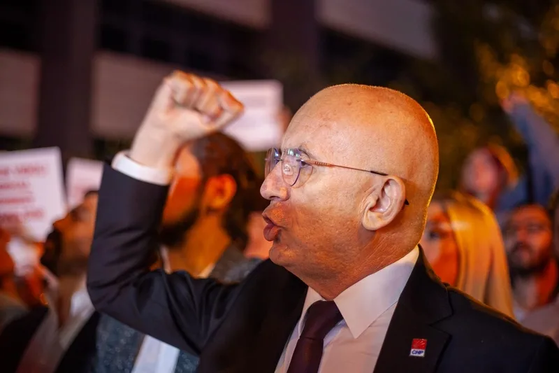 izmirdeki-sorusturma-baskente-uzandi-chp-ankara-il-baskani-umit-erkol-gozaltinda-1775724790315.jpeg İzmir'deki soruşturma başkente uzandı: CHP Ankara İl Başkanı Ümit Erkol gözaltında!-6