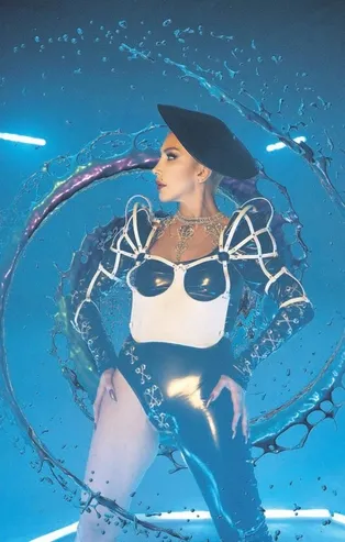 Hande Yener müzik piyasasını alt üst etti