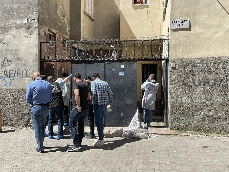 Diyarbakır'da eve düzenlenen silahlı saldırıda 1'i kadın 2 kişi öldü: Polis kaçan şüphelileri arıyor-4