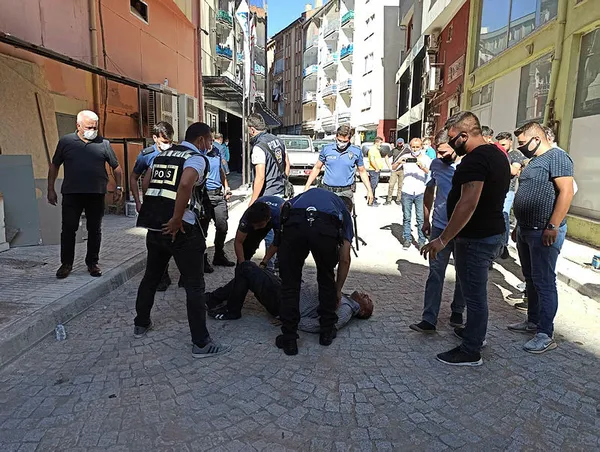 corumda-genc-kiza-cinsel-tacizde-bulundugu-iddia-edilen-kisi-kovalamacayla-yakalandi-1597773667354.jpg Çorum'da genç kıza cinsel tacizde bulunduğu iddia edilen kişi kovalamacayla yakalandı-2