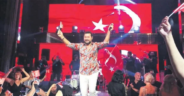 Serkan Kaya, 30 Ağustos Zafer Bayramı'nı hayranlarıyla beraber kutladı