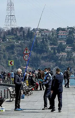 Vatandaşlar 'evde kal' uyarılarına rağmen sahillere akın etti