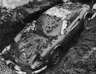 Kazdıkları bahçeden Ferrari çıktı!