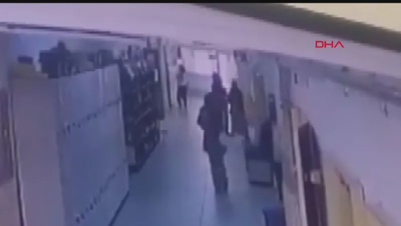 sariyerde-kadin-ogretmene-yumruklu-saldiri-kamerada-maganda-veli-gozaltina-alindi-dehset-anlari-kamerada-1714116108996.jpg Sarıyer'de kadın öğretmene yumruklu saldırı! Maganda veli tutuklandı... Dehşet anları kamerada-5