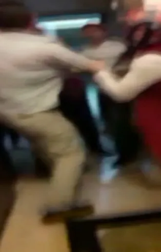 Turşu husumeti kavga çıkardı! Kapı komşuları tekme tokat birbirine girdi