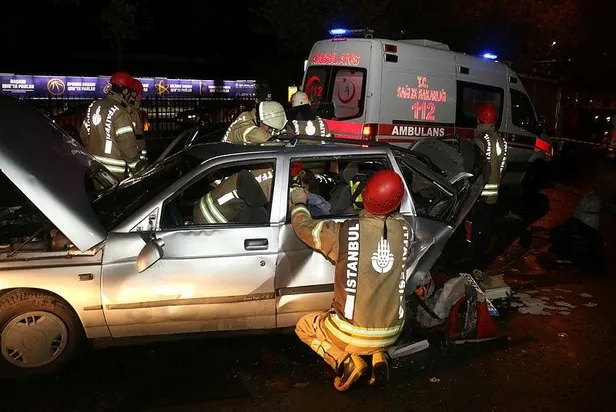 Sarıyer'de kazada otomobilde sıkışan hamile kadını itfaiye kurtardı-2