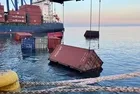 İstanbul Beylikdüzü'nde konteynerler bir bir denize döküldü! İşte o anlar...