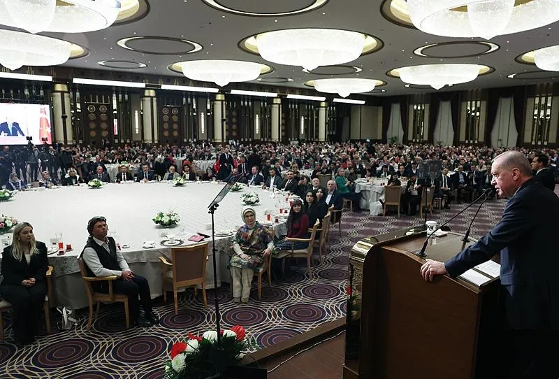 Başkan Recep Tayyip Erdoğan, Beştepe Millet Sergi Salonu'nda düzenlenen iftar programında çiftçilerle bir araya geldi. (AA)