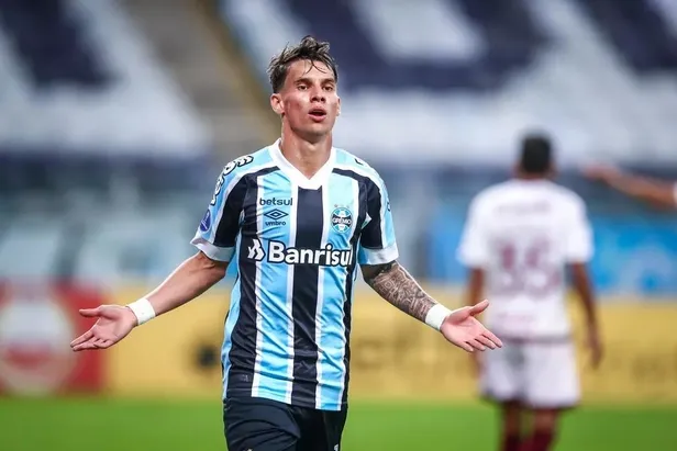 fenerbahce-sambaci-sol-acik-gremionun-yildizi-ferreira-icin-pazarliklar-basladi-1639256375239.jpeg Fenerbahçe sambacı sol açık! Gremio'nun yıldızı Ferreira için pazarlıklar başladı-5