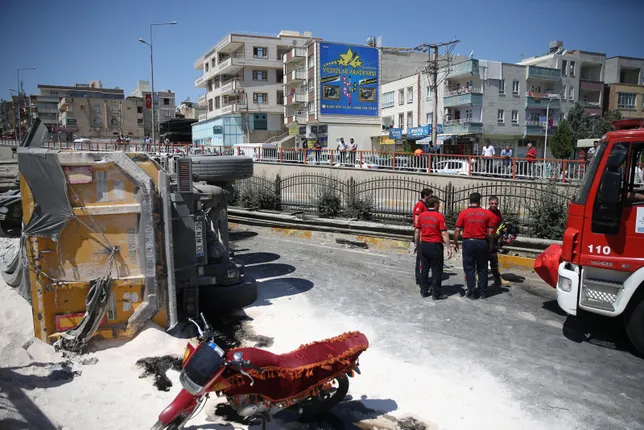 Freni boÅalan kamyon, 4 araca çarpıp yan yattı: 5 yaralı